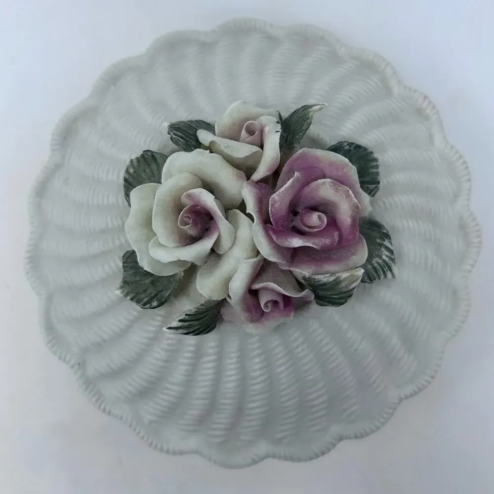 Ivory Porcelain Footed Trinket Dish with‎ Floral Decorated Lid
